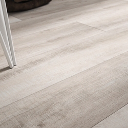 PISO SPC DE CLIC 122 cm x 18 cm x 5.5 cm BLARNY GRIS CLARO 1.54m2
